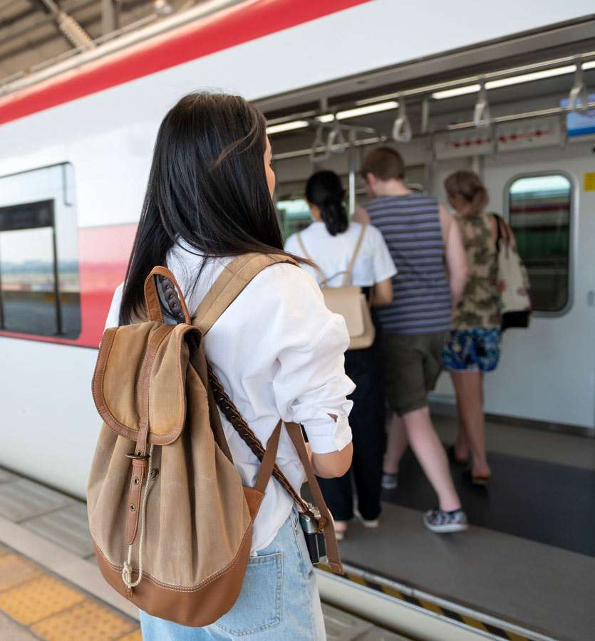 Personas abordando tren